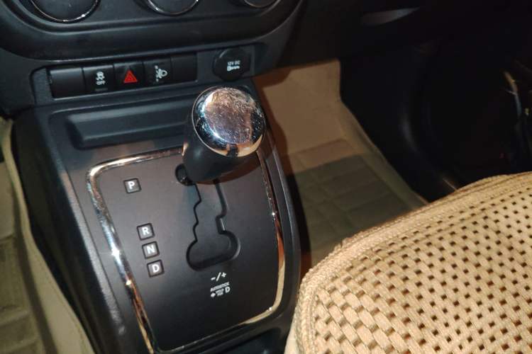 Used Jeep Patriot 2014 2.0L Sport Enhanced Edition Gear Lever