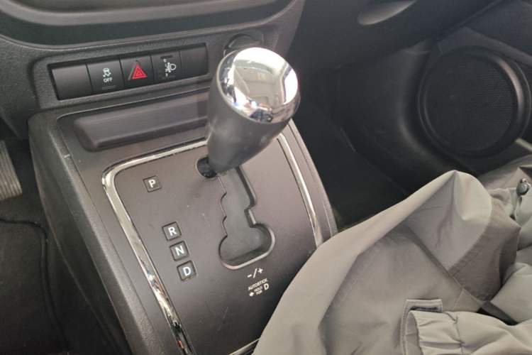 Used Jeep Patriot 2014 2.0L Sport Edition Gear Lever