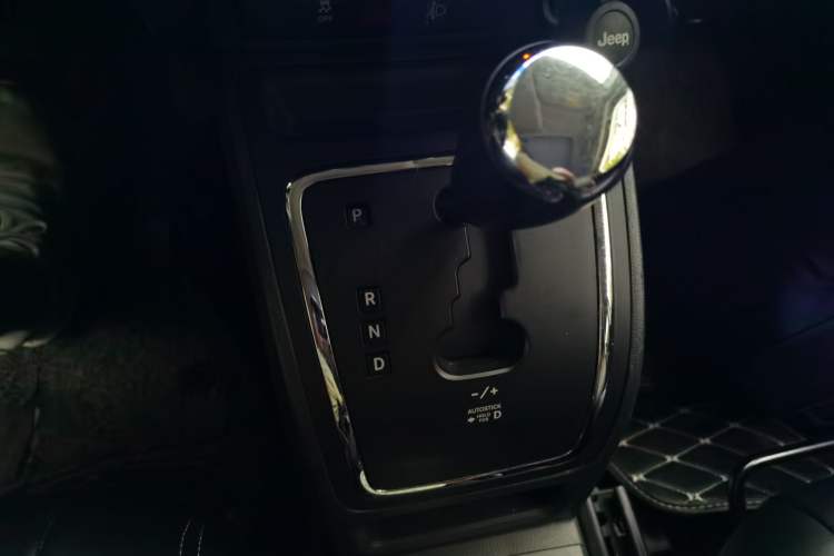 Used Jeep Patriot 2014 2.4L Sport Edition Gear Lever