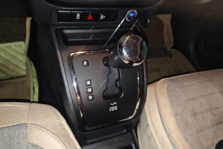 Used Jeep Patriot 2014 2.4L Sport Edition Gear Lever