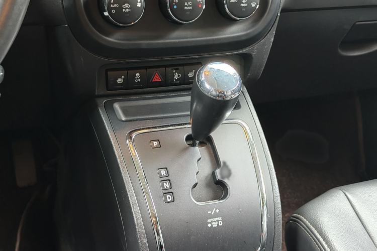 Used Jeep Patriot 2014 2.4L Luxury Navigation Edition Gear Lever