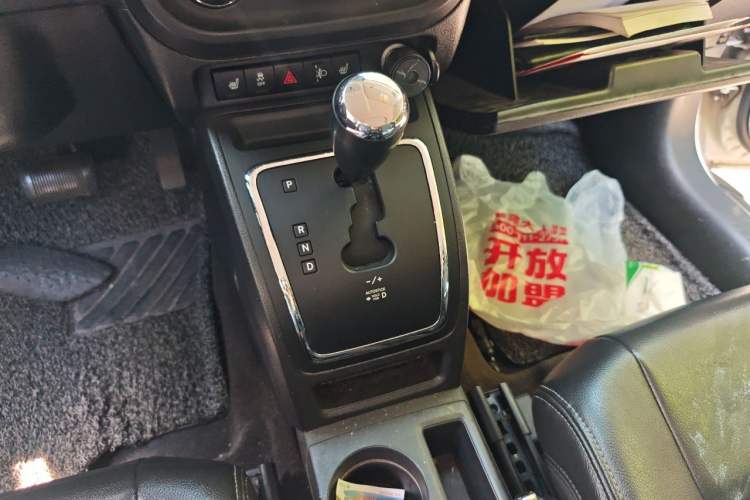 Used Jeep Patriot 2014 2.4L Luxury Navigation Edition Gear Lever
