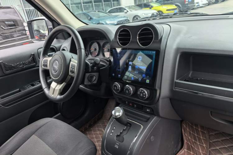 Used Jeep Patriot 2014 2.4L Sport Edition Interior 2