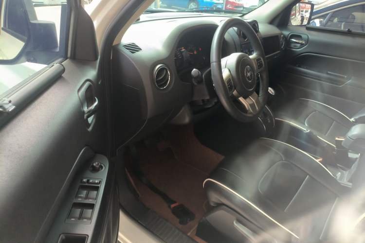 Used Jeep Patriot 2014 2.4L Sport Edition Interior 3