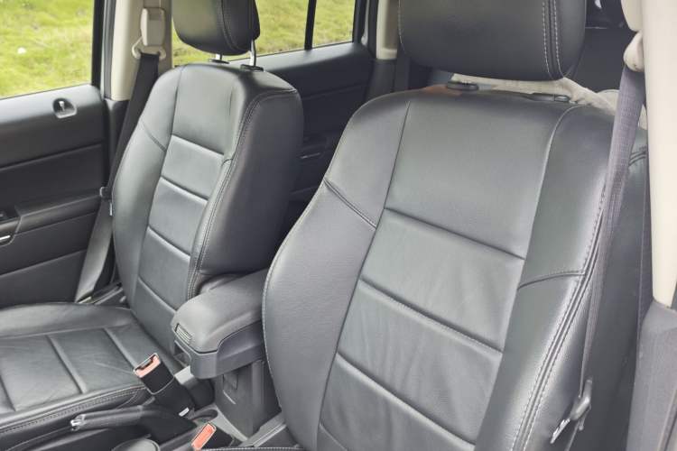 Used Jeep Patriot 2014 2.4L Luxury Navigation Edition Interior 6