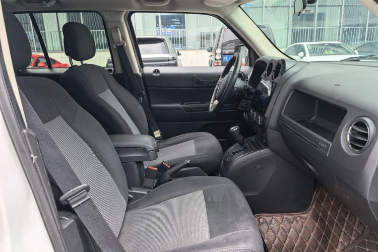 Used Jeep Patriot 2014 2.4L Sport Edition Interior 9