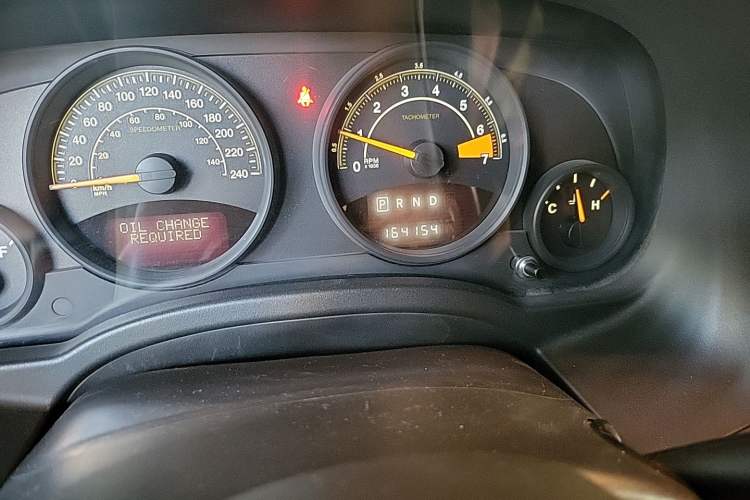 Used Jeep Patriot 2014 2.4L Serpentine Collection Edition Odometer Close Up