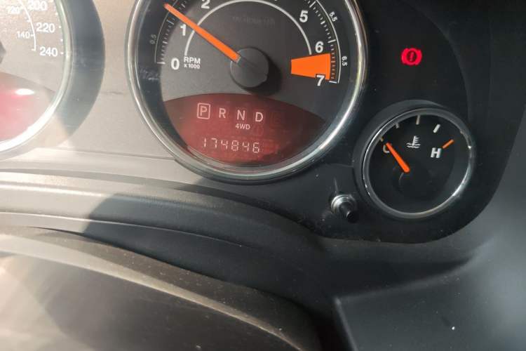 Used Jeep Patriot 2014 2.4L Luxury Navigation Edition Odometer Close Up