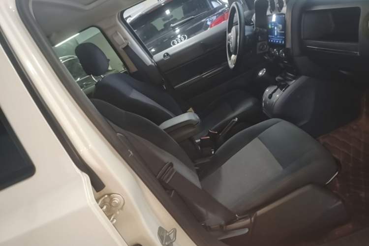 Used Jeep Patriot 2014 2.4L Sport Edition Right Front Seat