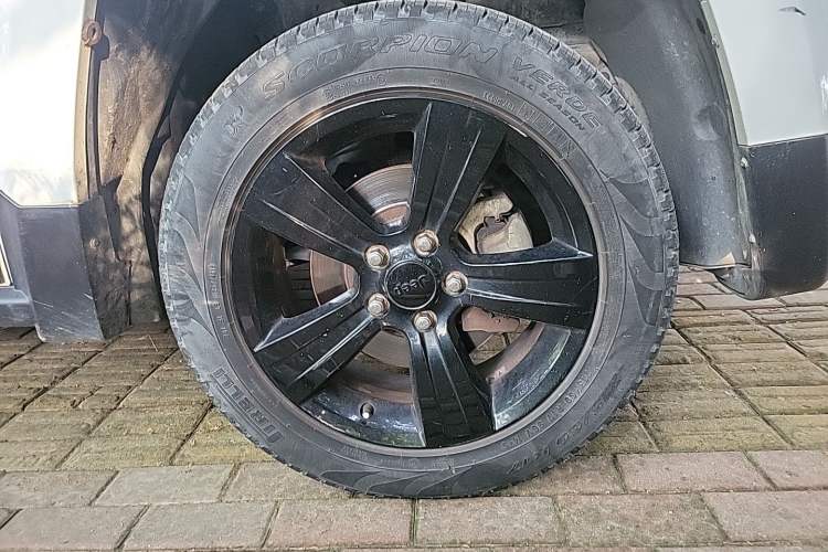 Used Jeep Patriot 2014 2.4L Serpentine Collection Edition Right Front Wheel Hub