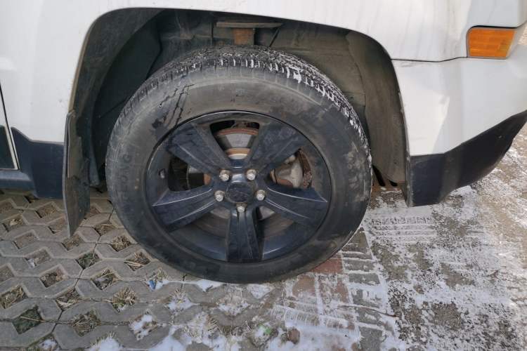 Used Jeep Patriot 2014 2.4L Serpentine Collection Edition Right Front Wheel Hub