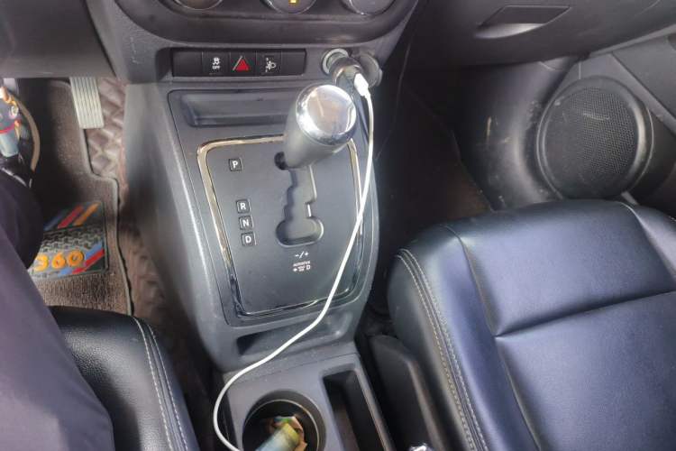 Used Jeep Patriot 2015 2.0L Sport Edition Gear Lever