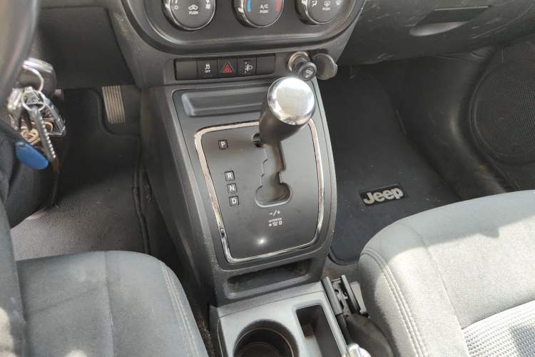Used Jeep Patriot 2015 2.0L Sport Edition Gear Lever