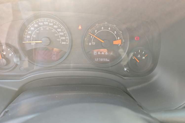Used Jeep Patriot 2015 2.4L Sport Edition Odometer Close Up
