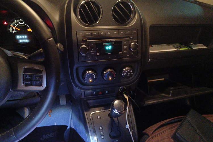 Used Jeep Patriot 2015 2.0L Sport Edition Audio And AC Panel