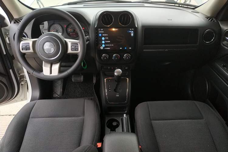 Used Jeep Patriot 2015 2.0L Sport Edition Center Console