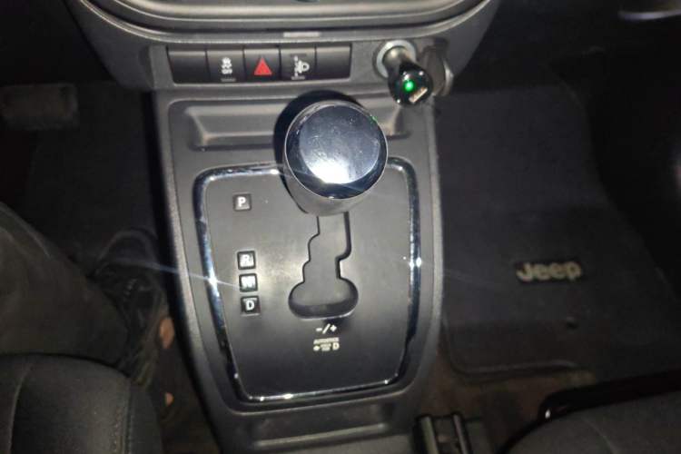 Used Jeep Patriot 2015 2.0L Sport Edition Gear Lever