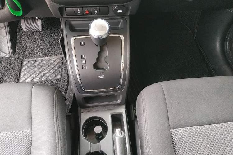 Used Jeep Patriot 2015 2.0L Sport Edition Gear Lever