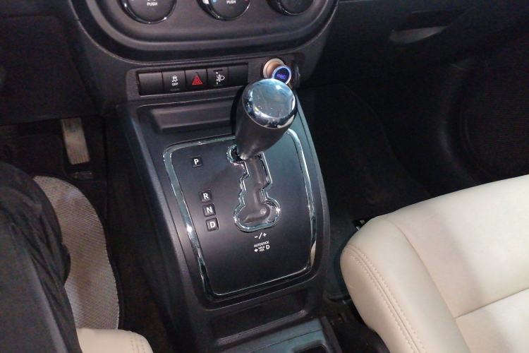 Used Jeep Patriot 2015 2.0L Sport Edition Gear Lever