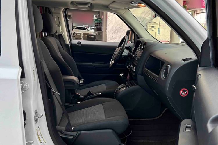 Used Jeep Patriot 2015 2.4L Sport Edition Interior 10