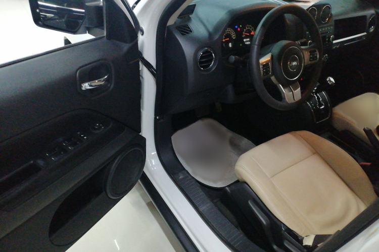 Used Jeep Patriot 2015 2.0L Sport Edition Interior 3