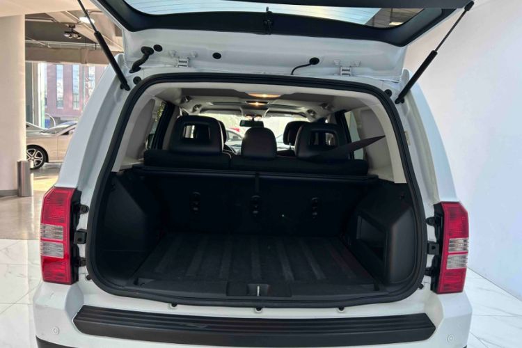 Used Jeep Patriot 2015 2.4L Sport Edition Interior 4