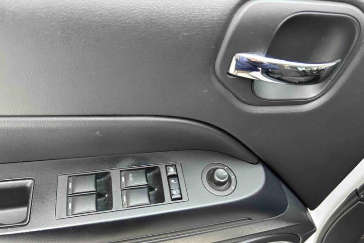 Used Jeep Patriot 2015 2.4L Sport Edition Interior 9