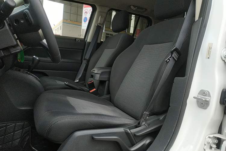 Used Jeep Patriot 2015 2.0L Sport Edition Left Front Seat