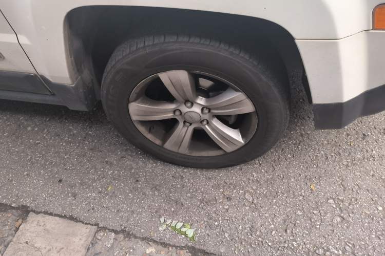 Used Jeep Patriot 2015 2.4L Sport Edition Right Front Wheel Hub