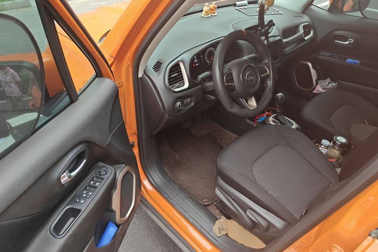 Used Jeep Renegade 2018 Connected Large Screen Version 180T Automatic High-Energy Edition Interior 3