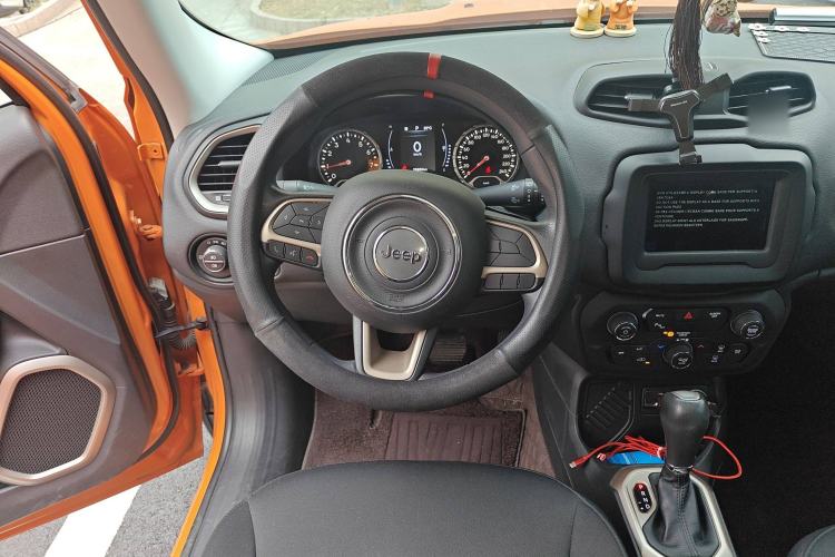 Used Jeep Renegade 2018 Connected Large Screen Version 180T Automatic High-Energy Edition Steering Wheel