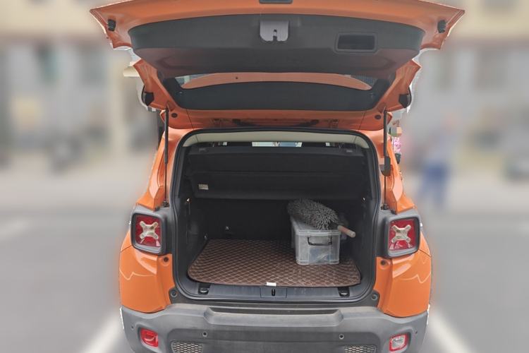 Used Jeep Renegade 2018 Connected Large Screen Version 180T Automatic High-Energy Edition Trunk