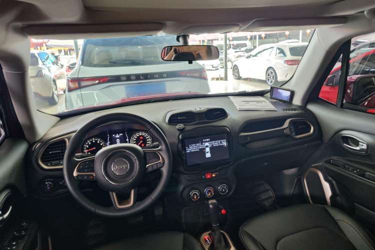 Used Jeep Renegade 2017 180T Automatic High-Energy Version Interior 4