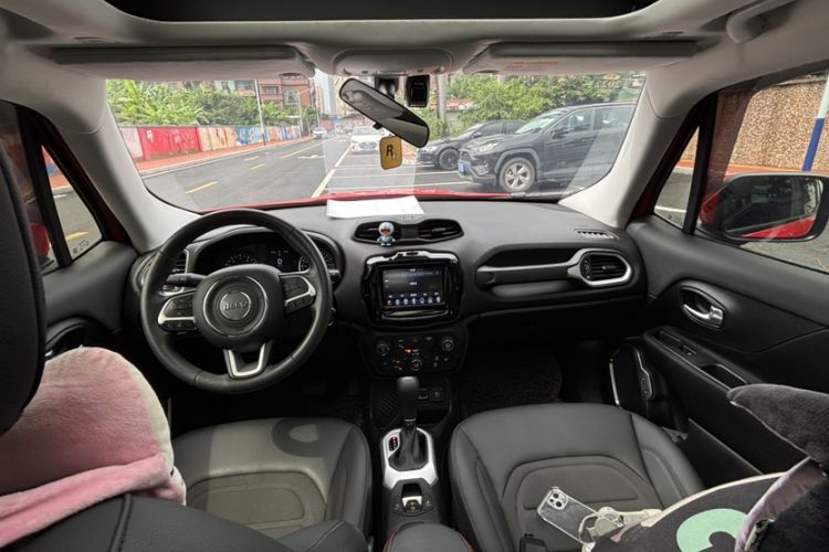 Used Jeep Renegade 2019 220T Automatic Leading Edition Interior 4