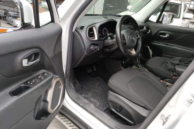 Used Jeep Renegade 2016 2.0L Automatic Four-Wheel Drive 75th Anniversary Tribute Edition Driver Seat