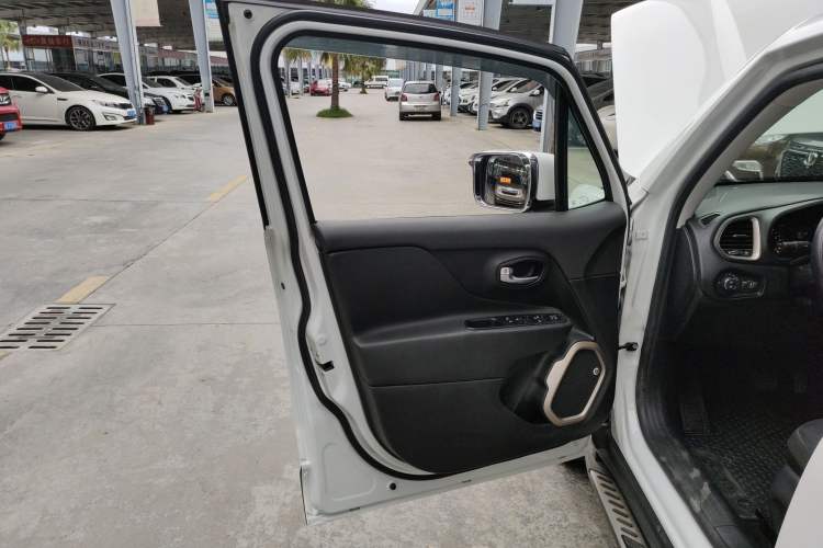 Used Jeep Renegade 2016 2.0L Automatic Four-Wheel Drive 75th Anniversary Tribute Edition Left Front Door Interior