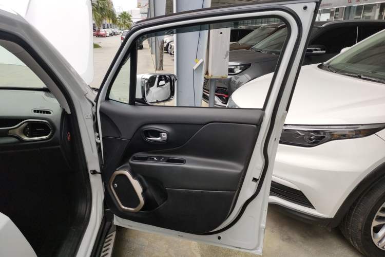 Used Jeep Renegade 2016 2.0L Automatic Four-Wheel Drive 75th Anniversary Tribute Edition Right Front Door Interior