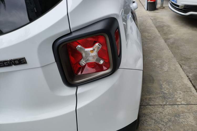 Used Jeep Renegade 2016 2.0L Automatic Four-Wheel Drive 75th Anniversary Tribute Edition Right Rear Taillight