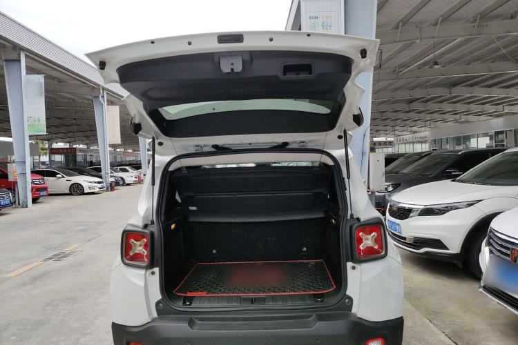 Used Jeep Renegade 2016 2.0L Automatic Four-Wheel Drive 75th Anniversary Tribute Edition Trunk