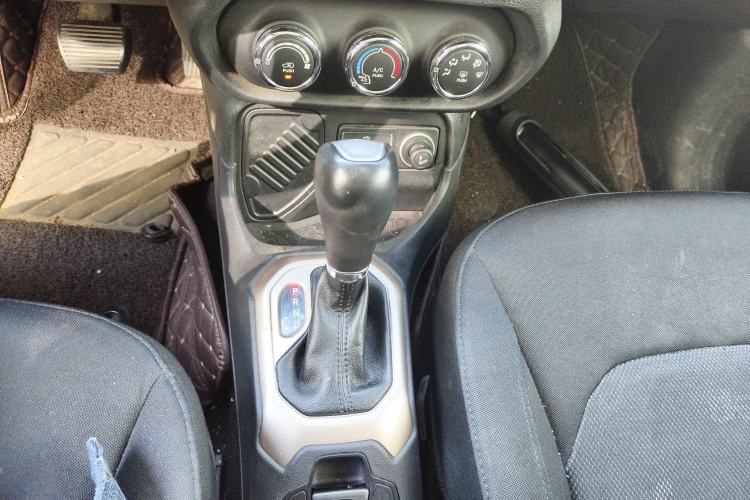 Used Jeep Renegade 2017 180T Automatic High-Energy Version Interior 3