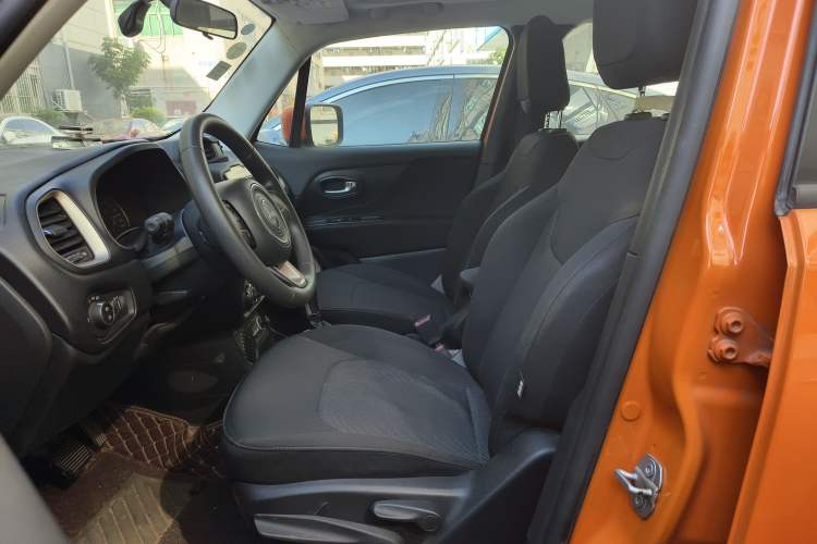 Used Jeep Renegade 2017 180T Automatic High-Energy Version Interior 4