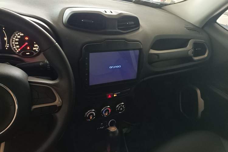 Used Jeep Renegade 2016 1.4T Automatic Kinetic Edition Audio And AC Panel