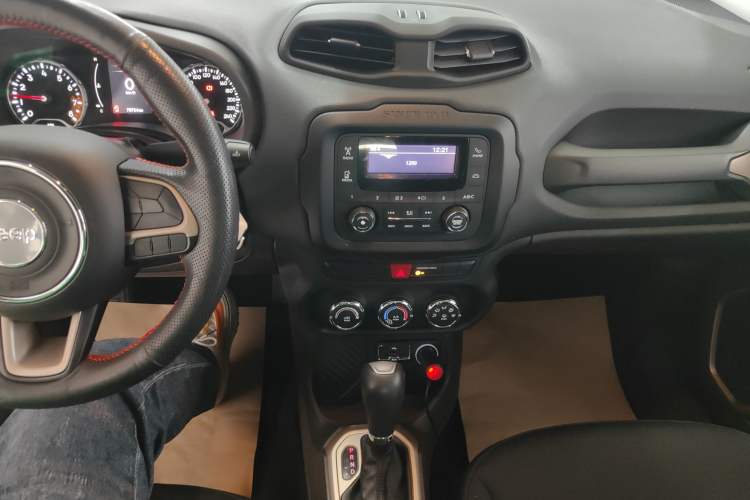 Used Jeep Renegade 2016 1.4T Automatic Kinetic Edition Audio And AC Panel