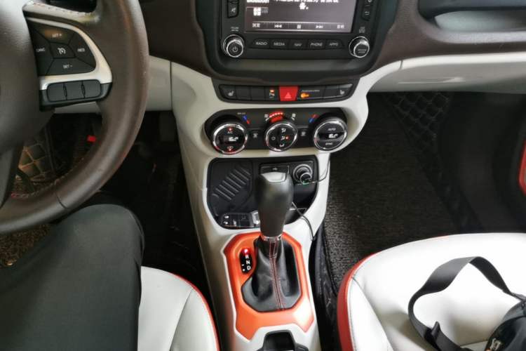 Used Jeep Renegade 2016 1.4T Automatic Smart Edition Gear Lever