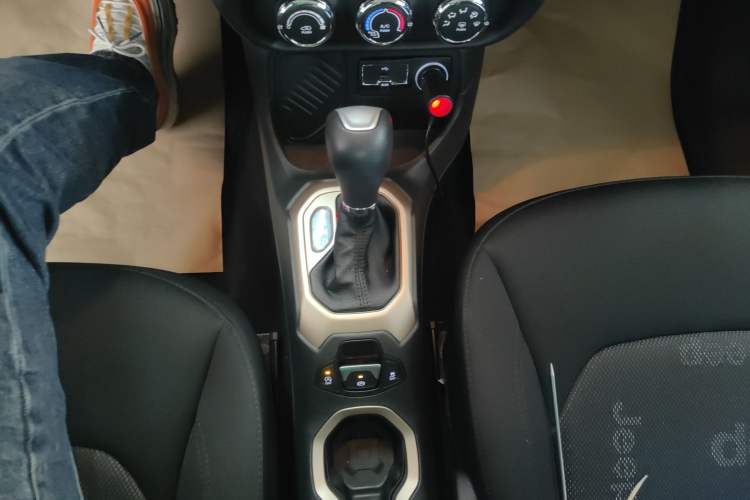Used Jeep Renegade 2016 1.4T Automatic Kinetic Edition Gear Lever