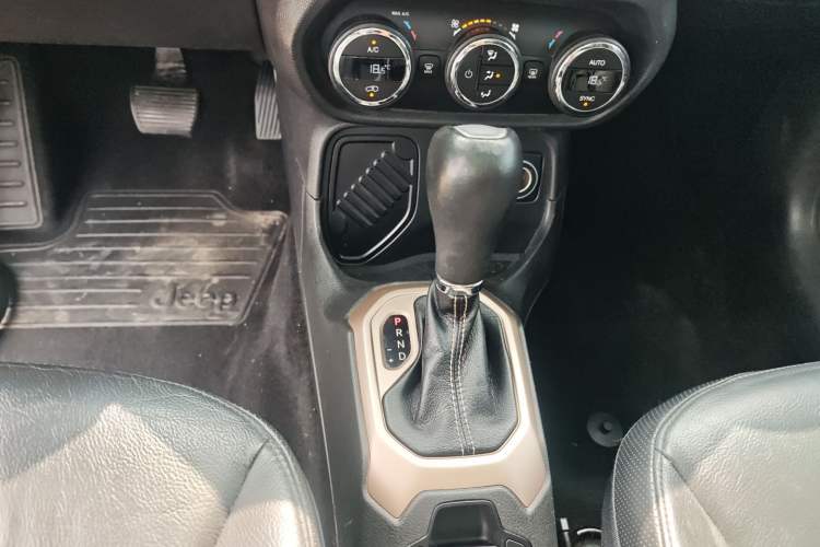 Used Jeep Renegade 2016 1.4T Automatic Smart Edition Gear Lever