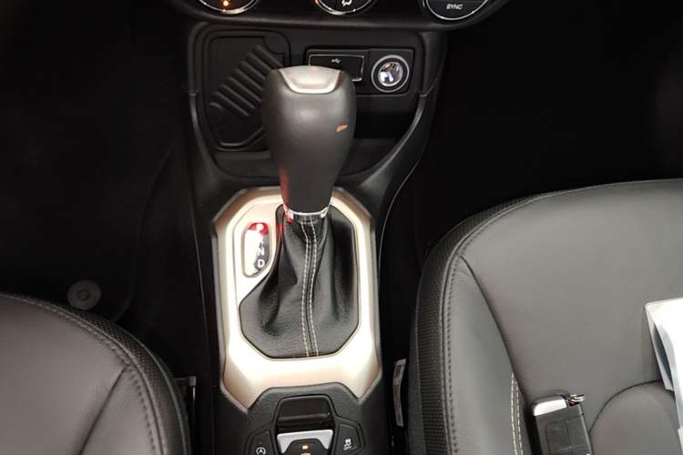 Used Jeep Renegade 2016 1.4T Automatic Smart Edition Gear Lever