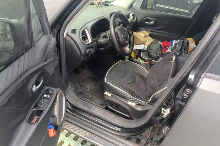 Used Jeep Renegade 2016 1.4T Automatic Smart Edition Interior 3