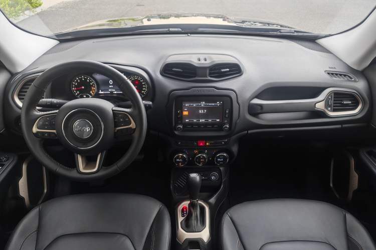 Used Jeep Renegade 2016 1.4T Automatic Smart Edition Interior 4