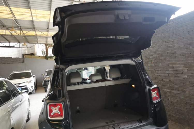 Used Jeep Renegade 2016 1.4T Automatic Smart Edition Trunk